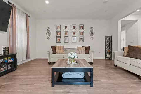 Living - 118 Chickadee Ln, Gilroy, CA 95020 photo 2 of 3