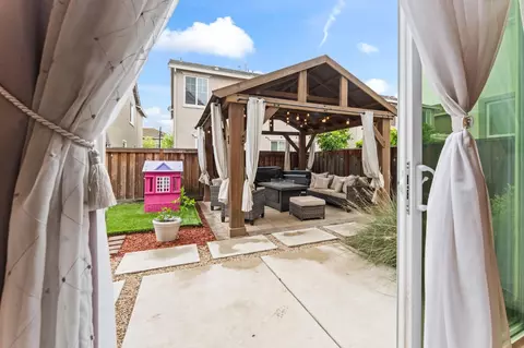 Exterior - 118 Chickadee Ln, Gilroy, CA 95020 photo 5 of 9