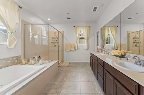 Bath - 118 Chickadee Ln, Gilroy, CA 95020 photo 2 of 5