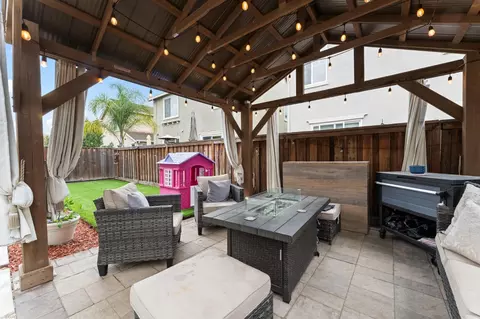 Exterior - 118 Chickadee Ln, Gilroy, CA 95020 photo 8 of 9