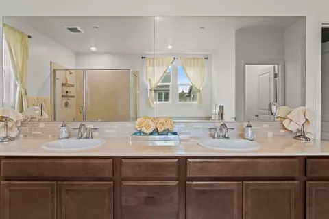 Bath - 118 Chickadee Ln, Gilroy, CA 95020 photo 3 of 5