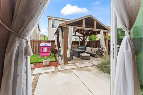 Exterior - 118 Chickadee Ln, Gilroy, CA 95020 photo 6 of 9