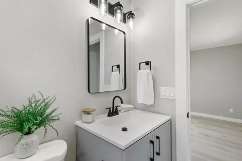 Bath - 406 2nd St, Arbuckle, CA 95912 photo 2 of 5