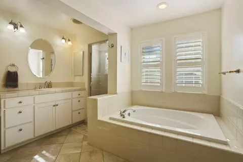 Bath - 2736 Daisy Ln, Tracy, CA 95377 photo 3 of 6
