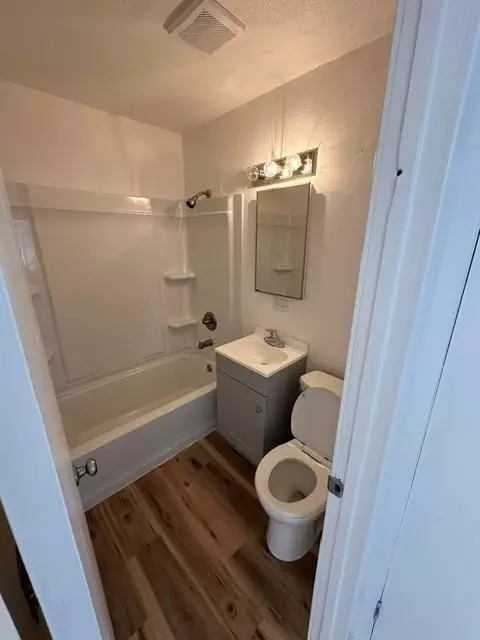 Bath - 2194 Meadowbrook Ave, Merced, CA 95348 photo 2 of 2