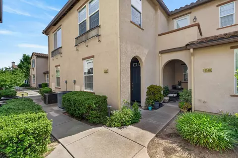 8150 Crystal Walk Cir, Elk Grove, CA 95758