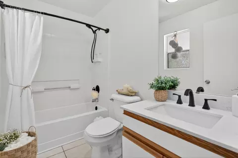Bath - 677 Robert L Smith Dr, Tracy, CA 95376 photo 2 of 2