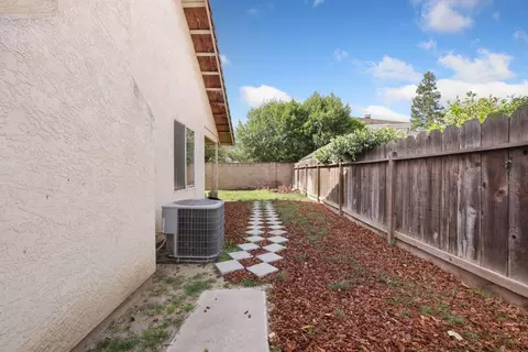 Exterior - 924 E Milgeo Ave, Ripon, CA 95366 photo 5 of 8