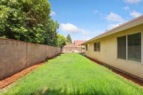 Exterior - 924 E Milgeo Ave, Ripon, CA 95366 photo 7 of 8