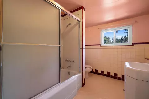 Bath - 1300 N Berkeley Ave, Turlock, CA 95380 photo 5 of 6