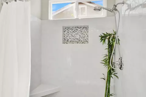 Bath - 541 W Boesch Dr, Ripon, CA 95366 photo 3 of 4