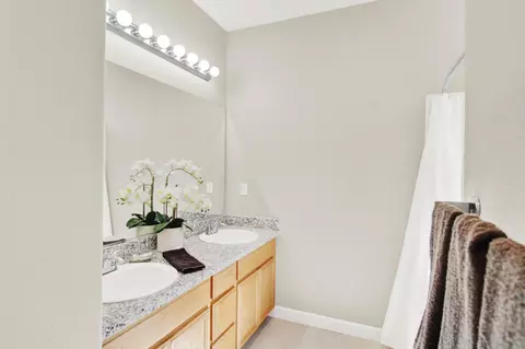 Bath - 541 W Boesch Dr, Ripon, CA 95366 photo 2 of 4