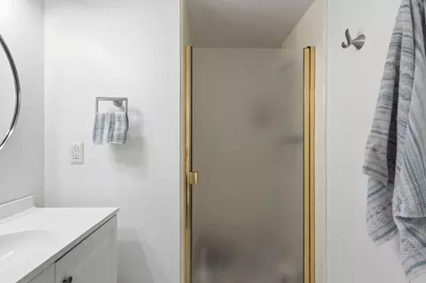 Bath - 6417 Sandstone St, Carmichael, CA 95608 photo 5 of 5