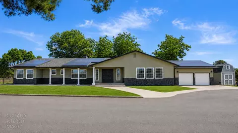 10606 Pioneer Ave, Oakdale, CA 95361