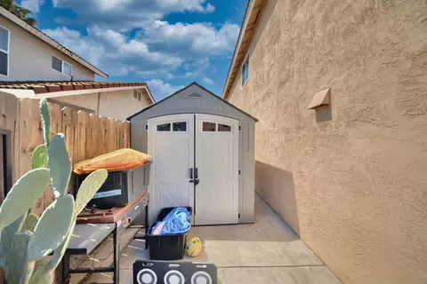 Exterior - 2165 Jenni Ln, Tracy, CA 95377 photo 11 of 16