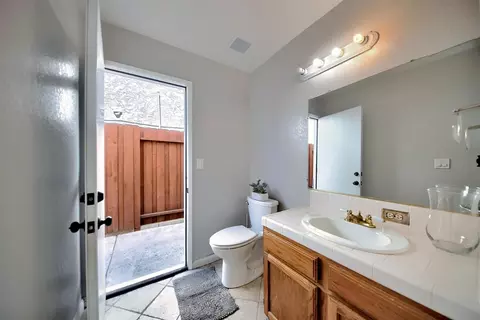 Bath - 2165 Jenni Ln, Tracy, CA 95377 photo 2 of 8