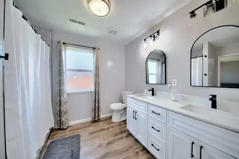 Bath - 2165 Jenni Ln, Tracy, CA 95377 photo 6 of 8