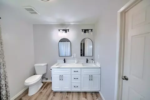 Bath - 2165 Jenni Ln, Tracy, CA 95377 photo 5 of 8