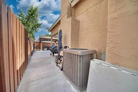 Exterior - 2165 Jenni Ln, Tracy, CA 95377 photo 6 of 16