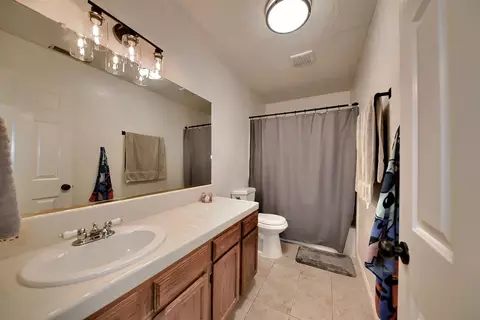 Bath - 2165 Jenni Ln, Tracy, CA 95377 photo 4 of 8