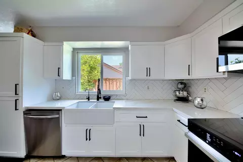 Kitchen - 2165 Jenni Ln, Tracy, CA 95377 photo 5 of 6