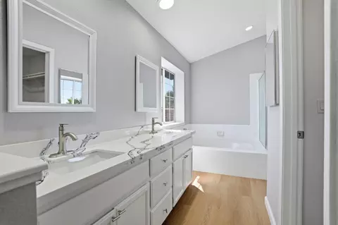 Bath - 936 Oakbrooke Ct, Modesto, CA 95351 photo 2 of 5