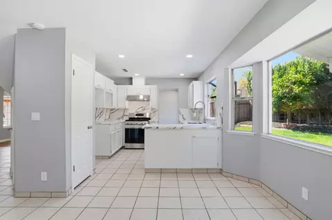 Entry Way - 936 Oakbrooke Ct, Modesto, CA 95351 photo 2 of 4
