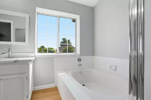 Bath - 936 Oakbrooke Ct, Modesto, CA 95351 photo 4 of 5