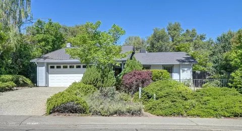 1545 Wimbledon Dr, Auburn, CA 95603