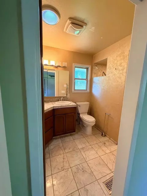 Bath - 1708 Le Bec Ct, Lodi, CA 95240 photo 4 of 5
