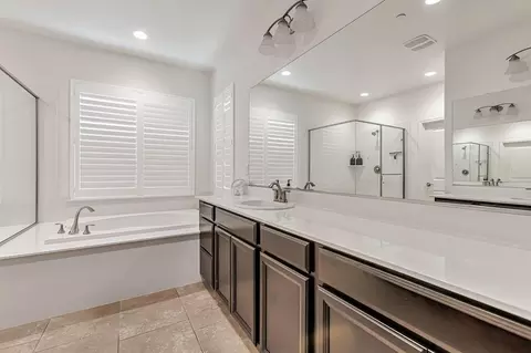 Bath - 2482 Augusta Ave, Tracy, CA 95377 photo 3 of 5