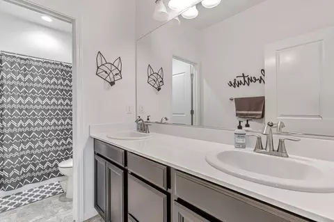 Bath - 2482 Augusta Ave, Tracy, CA 95377 photo 2 of 5