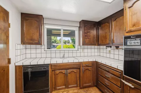 Kitchen - 2628 Turquoise Ct, Modesto, CA 95355 photo 5 of 6