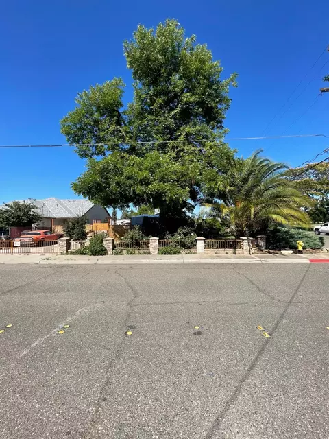 812 E H St, Oakdale, CA 95351
