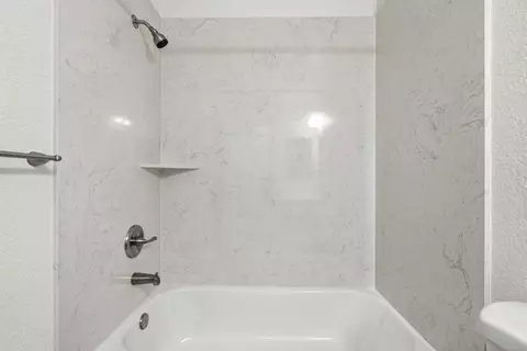 Bath - 1316 Riverette Dr, Modesto, CA 95351 photo 2 of 4