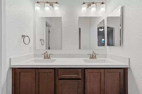 Bath - 1316 Riverette Dr, Modesto, CA 95351 photo 3 of 4