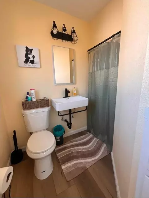 Bath - 718 6th St, Modesto, CA 95354 photo 4 of 6