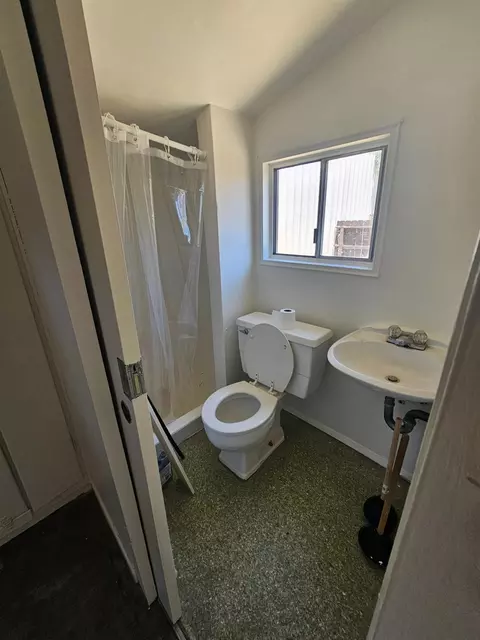 Bath - 718 6th St, Modesto, CA 95354 photo 3 of 6