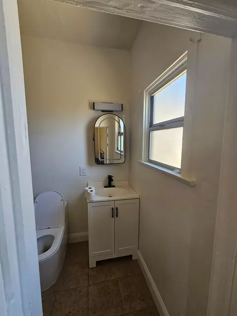 Bath - 718 6th St, Modesto, CA 95354 photo 2 of 6