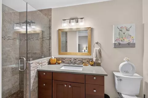 Bath - 3812 Dell Rd, Carmichael, CA 95608 photo 3 of 7