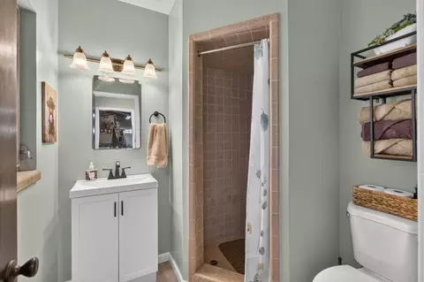 Bath - 3812 Dell Rd, Carmichael, CA 95608 photo 6 of 7