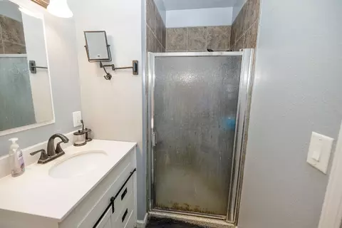 Bath - 1505 Hamilton Ave, Modesto, CA 95350 photo 2 of 4