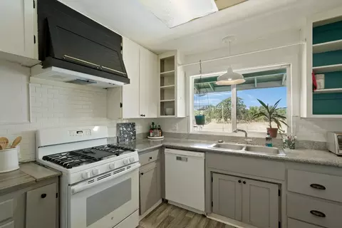 Kitchen - 13643 Pinto Ln, Lodi, CA 95240 photo 3 of 6