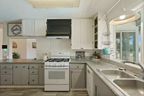 Kitchen - 13643 Pinto Ln, Lodi, CA 95240 photo 6 of 6