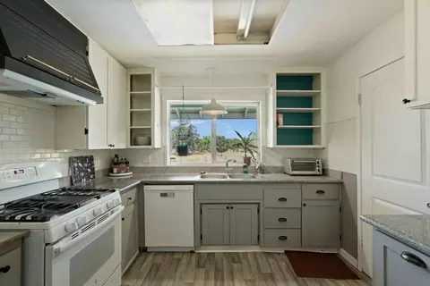 Kitchen - 13643 Pinto Ln, Lodi, CA 95240 photo 2 of 6