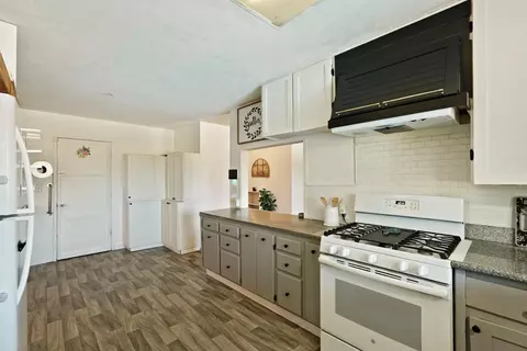 Kitchen - 13643 Pinto Ln, Lodi, CA 95240 photo 5 of 6