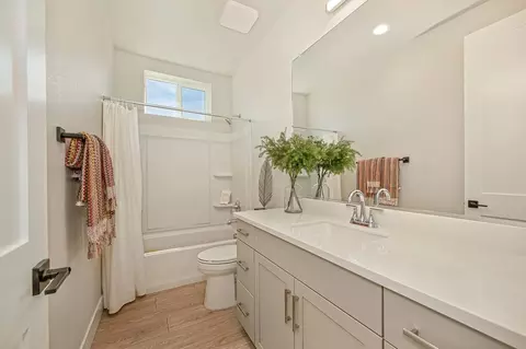 Bath - 239 Chico Pl, Davis, CA 95616 photo 2 of 5
