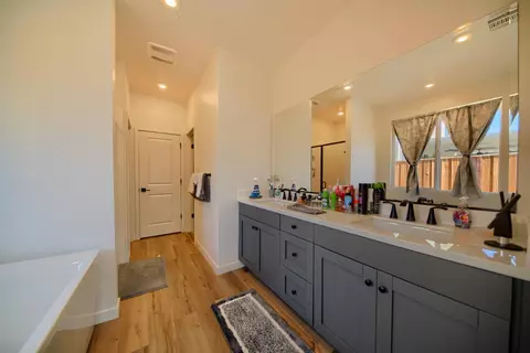 Bath - 2132 Emerald Ranch Rd, Patterson, CA 95363 photo 6 of 12