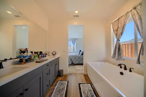 Bath - 2132 Emerald Ranch Rd, Patterson, CA 95363 photo 8 of 12