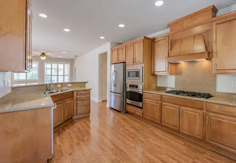Kitchen - 2362 Shadow Berry Dr, Manteca, CA 95336 photo 2 of 4
